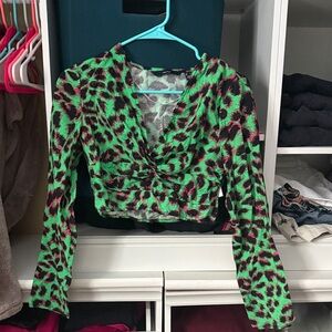 Vero Moda green leopard long sleeve crop top blouse size small EUC side zip